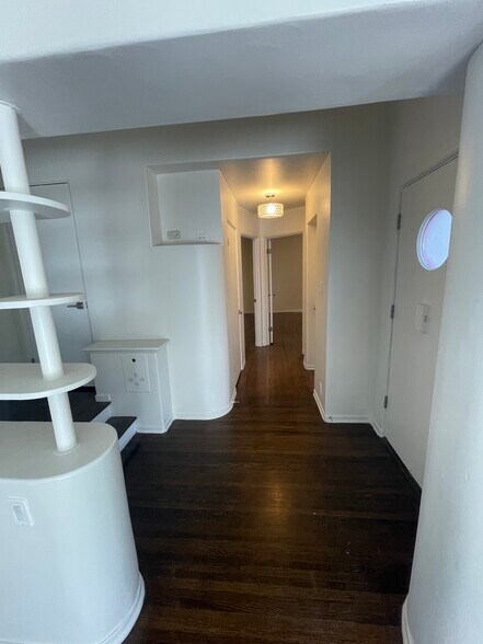 Building Photo - 3043 Hollycrest Dr