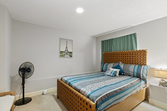 Building Photo - 5337 Meadowlark Dr