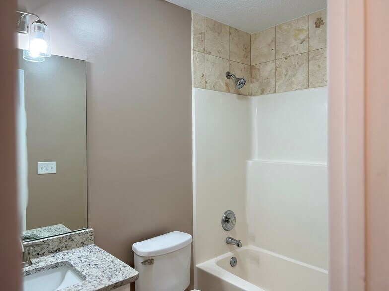 Building Photo - 112 Creekview Trl