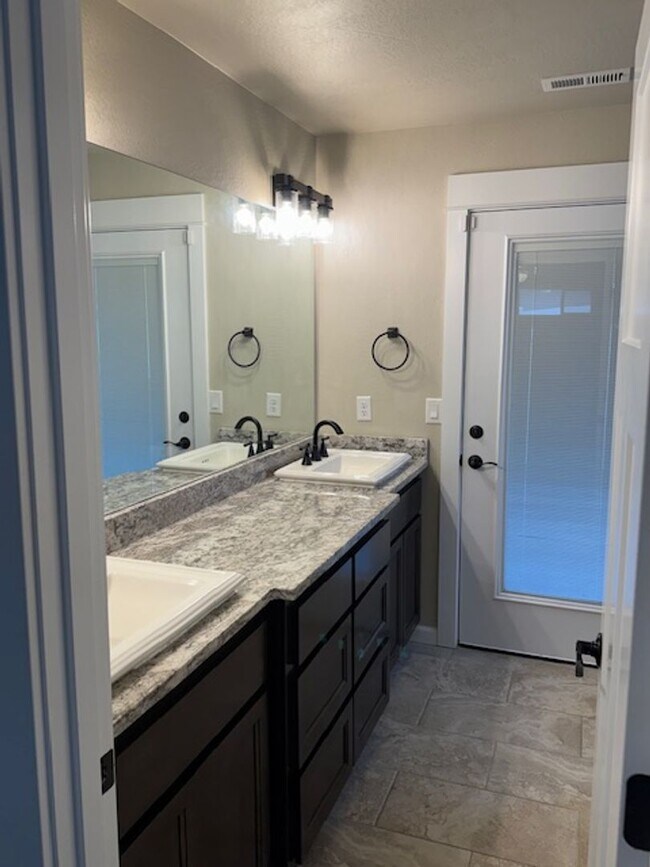 Building Photo - 3 BEDROOM/ 2 BATH HOME WITH OPEN LAYOUT AND SCENIC SETTING