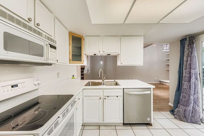 Building Photo - Stylish Townhome with Loft, Fireplace & Ga...