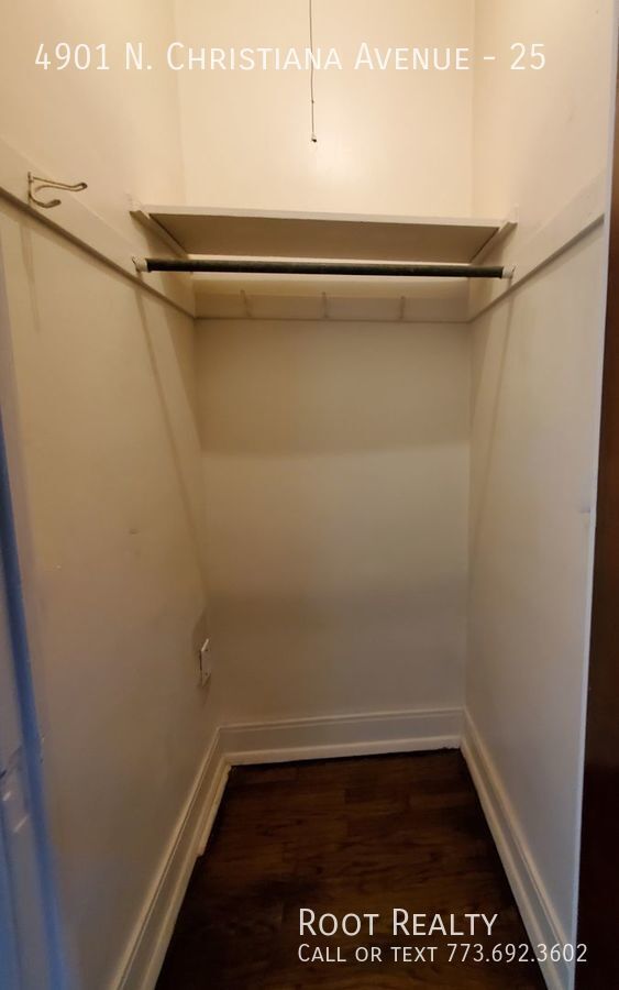 Building Photo - East Albany Park - Updated Top-Floor Studi...