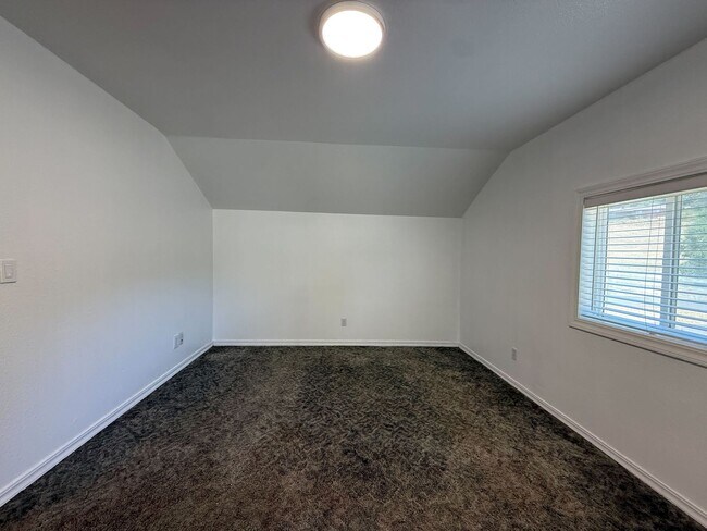 Building Photo - 39 Paddon Rd