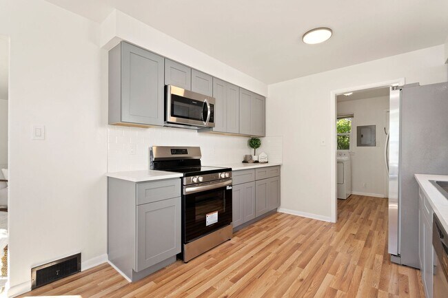 Building Photo - Stunning Fully Remodeled 3-Bedroom Home with Fenced Yard