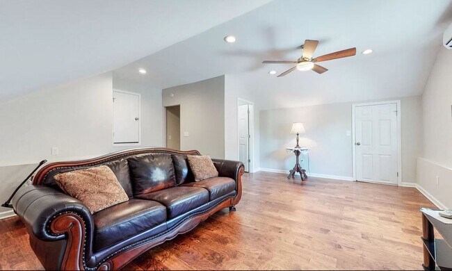 Building Photo - 1503 Birchwood Cir