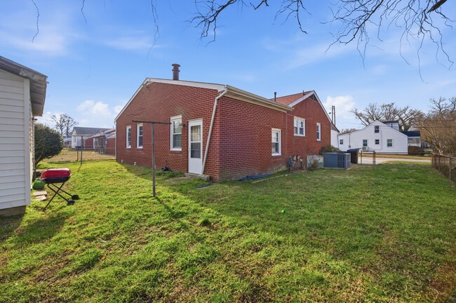 Building Photo - 1210 Pansy St