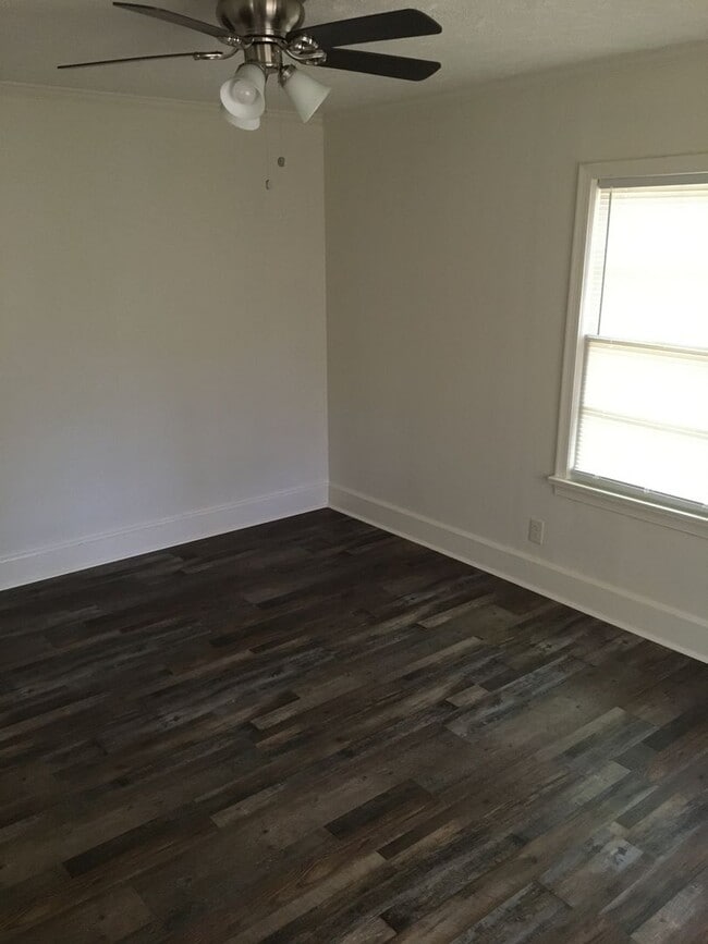 Building Photo - Large 2/1 Home, includes bonus room- Sherwood Forest- $995