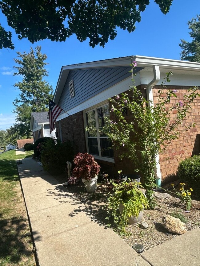 Building Photo - 936 E Commons Dr