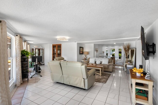 Building Photo - 220 SE 2nd Ave