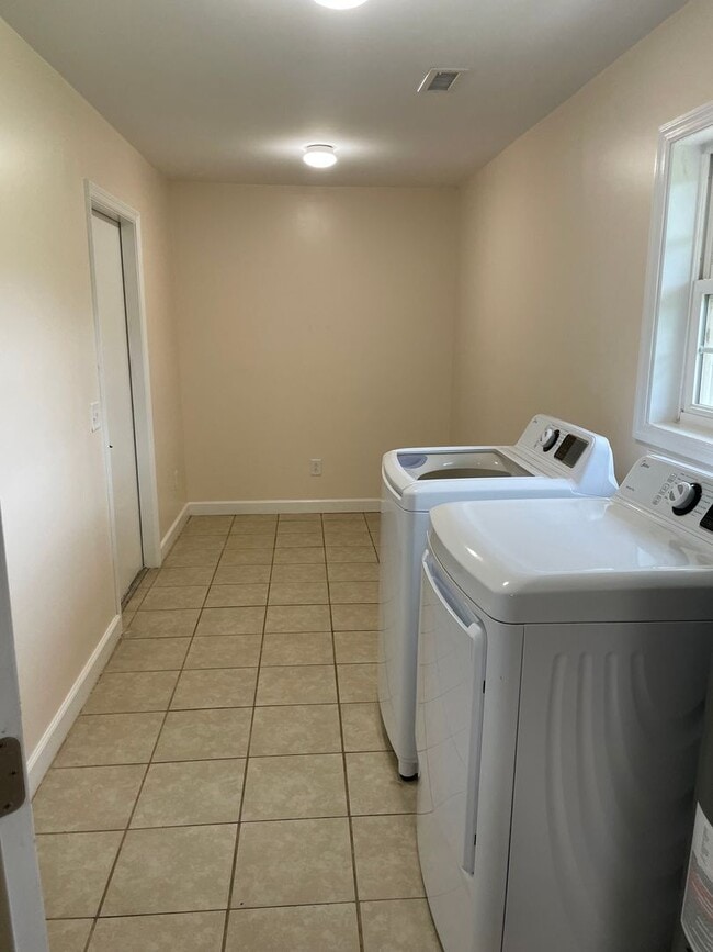 Building Photo - Waterfront Home!