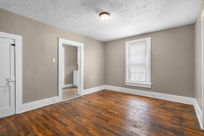 Building Photo - 2 Bedroom Pet Friendly Home For Rent Near APSU!