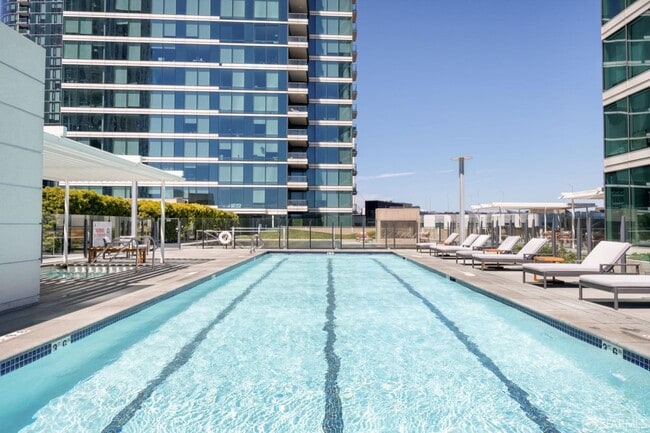 Building Photo - 425 1st St