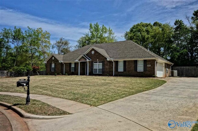 Building Photo - 16992 Woodhaven Dr