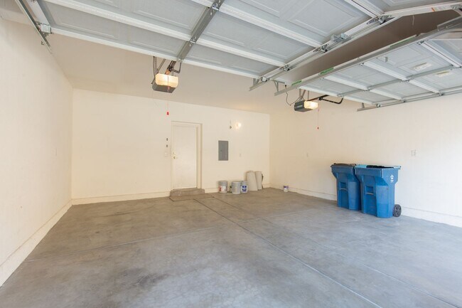 Building Photo - NW townhome with 2 car garage in gated community.