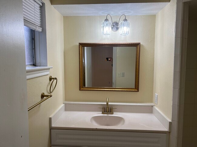 Building Photo - 3314 Kentwood Dr