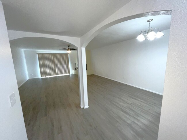 Building Photo - Eastside townhome completely remodeled, he...