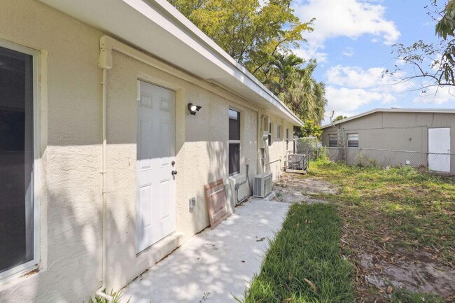 Building Photo - 1530 NW 18th Ct