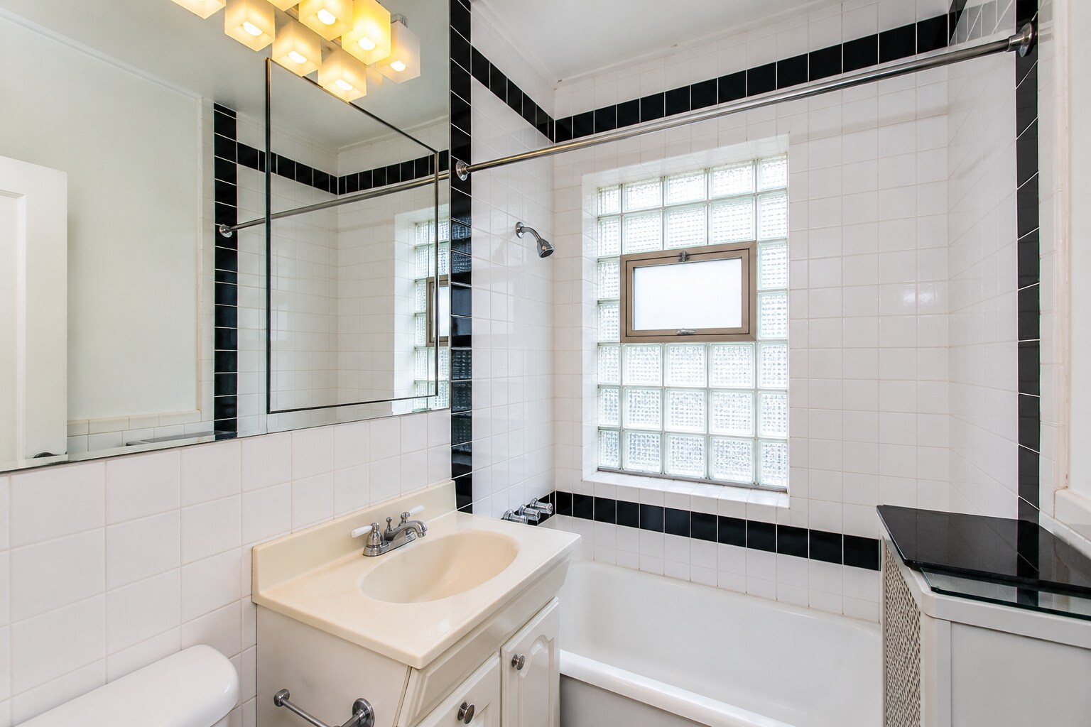 Building Photo - 2328 N Lincoln Park W