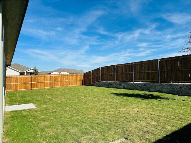 Building Photo - 723 Ponderosa Ln