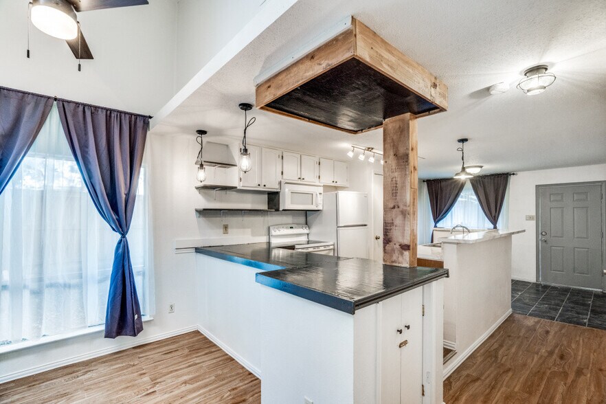 Building Photo - 511 Post Oak Ln