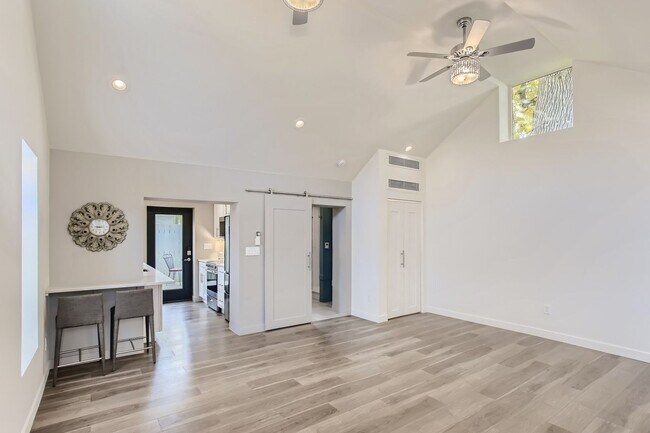 Building Photo - Congress Park – Beautiful High-End Studio