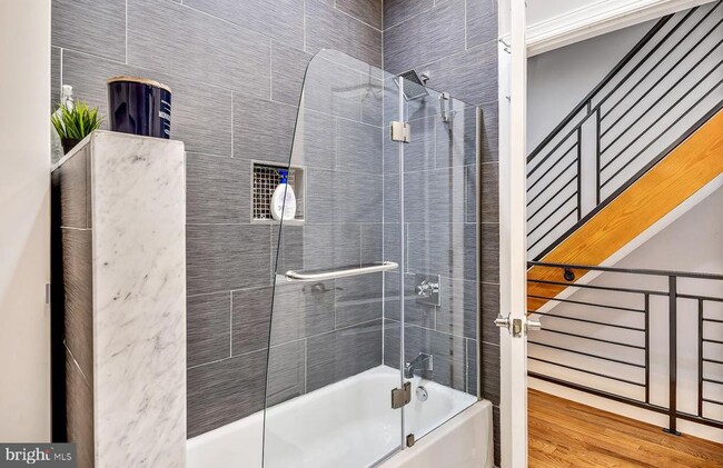 Building Photo - 1945 Watkins St