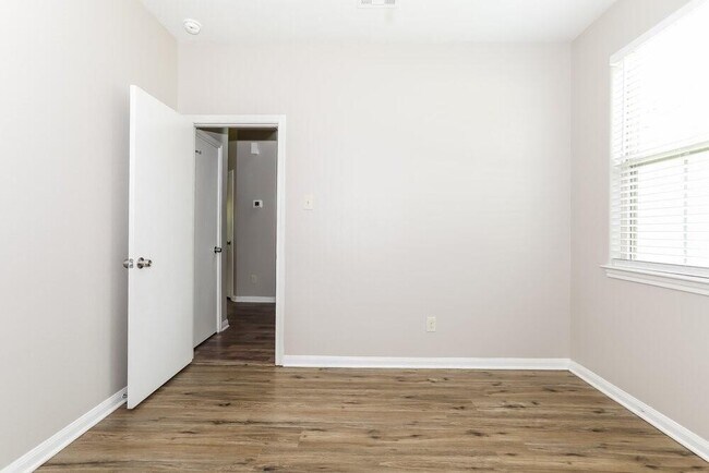 Building Photo - 719 Springwood Dr