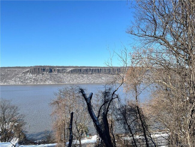 Building Photo - 790 Warburton Ave