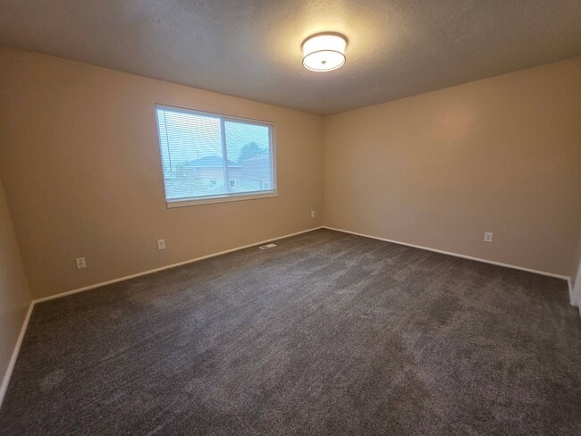 Building Photo - 360 Belaire Cir
