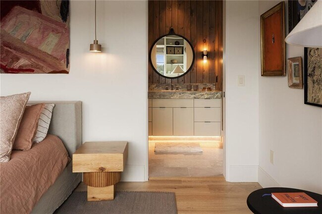 Building Photo - 725 Rocky Point Dr