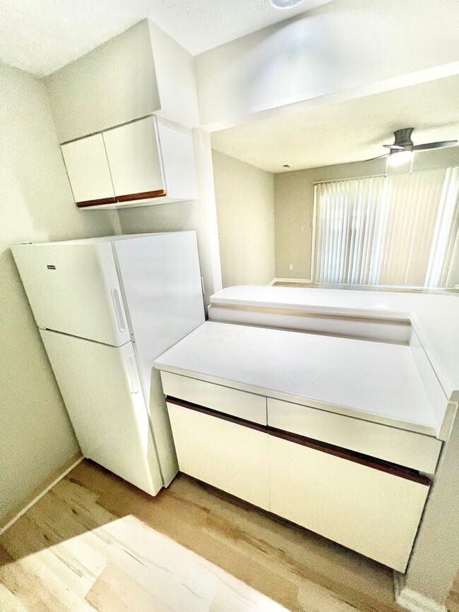 Building Photo - Beautiful 2 Bedroom Condo in Hampton Club ...