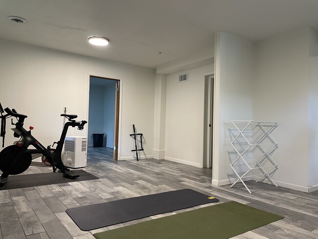 Building Photo - 1721 N High Point Rd