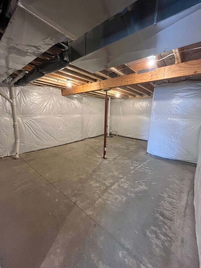 Building Photo - Spacious 4-Bedroom Home in Altoona Neighbo...
