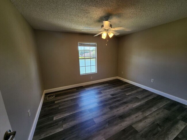 Building Photo - Water Front- 2nd Floor- 1 Bedroom 1 Bath f...