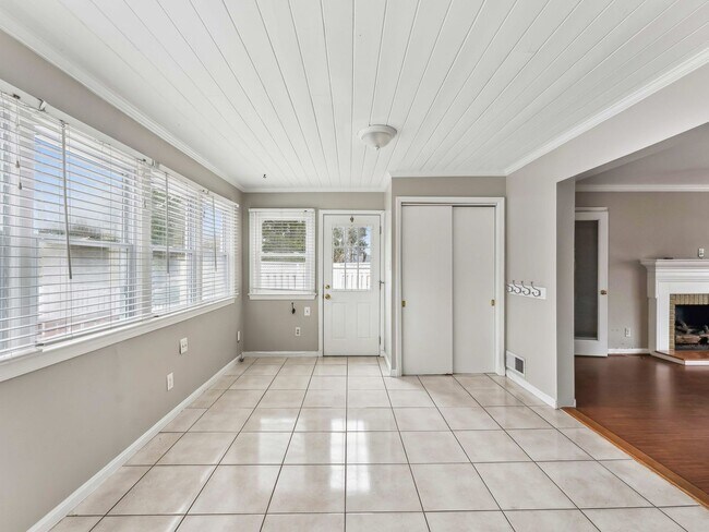 Building Photo - 3503 Maple Ct