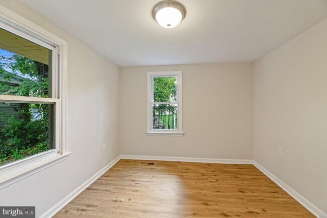 Building Photo - 240 Riverview Ave