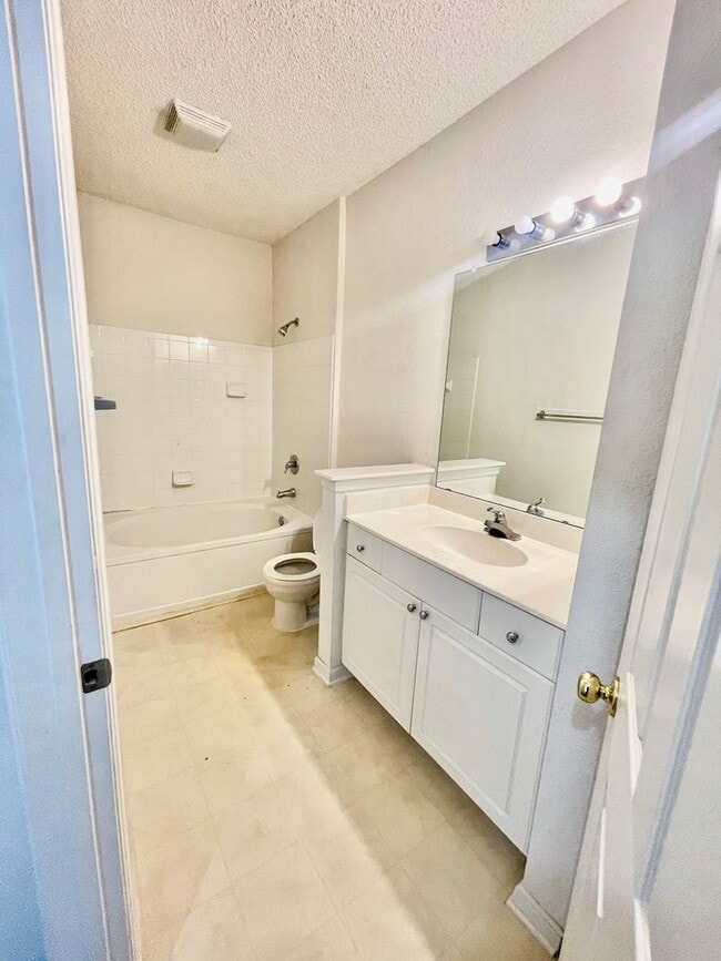 Building Photo - Barksdale 2 Bed / 2 Bath