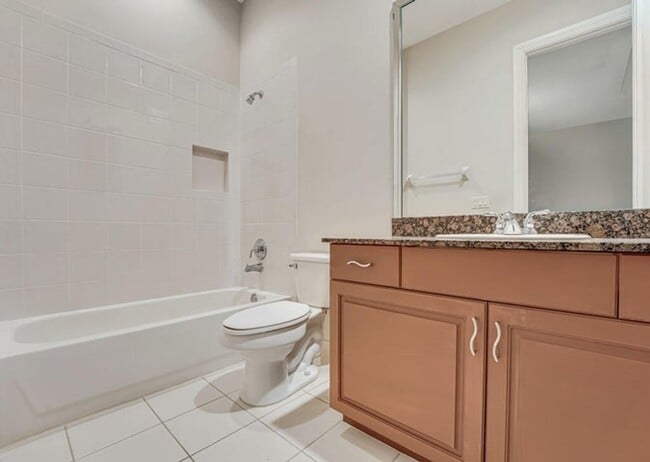 Building Photo - 10513 Versailles Blvd