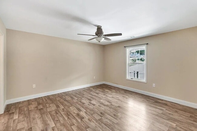 Building Photo - Charming 3-Bedroom Haven with 2 Full Baths...