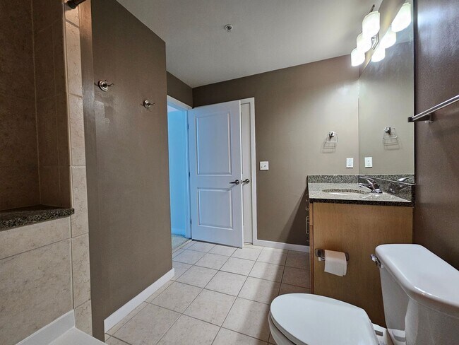 Building Photo - Glass House 1 Bed 1 Bath High Rise Condo w/ Mountain & City Views!!