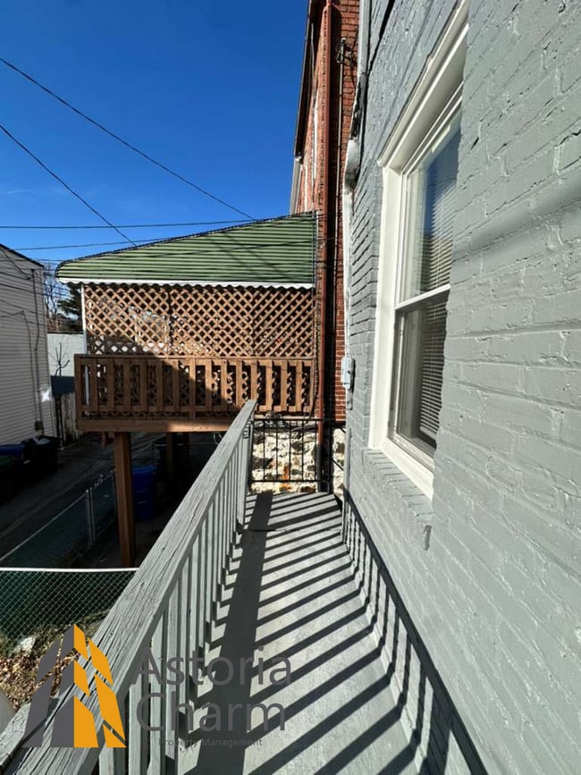 Building Photo - 4 Bedroom or 3 Bedroom with Den Home with First Floor Bedroom on Homestead Street