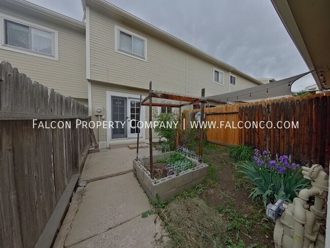 Building Photo - 8047 Lexington Park Dr