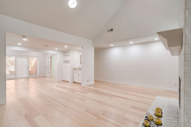 Building Photo - Easy Townhouse Living