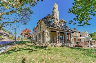 Building Photo - 930 Davis Ave