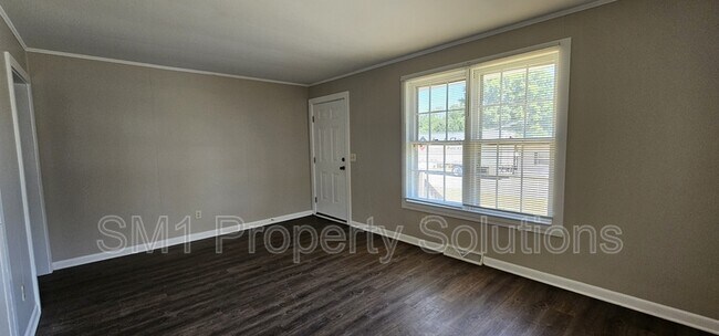 Building Photo - 1529 Earl Dr