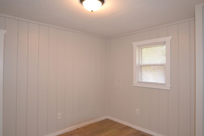 Building Photo - Charming 1 Bedroom Home Available!