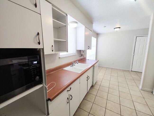 Building Photo - Charming 3 Bedroom Home