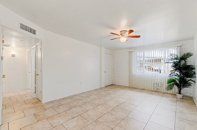 Building Photo - Centrally located 1 bedroom, 1 bath with bonus Den in a duplex, SW side of Swan & Grant.