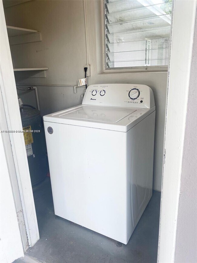 Building Photo - 2 bedroom in Hallandale FL 33009