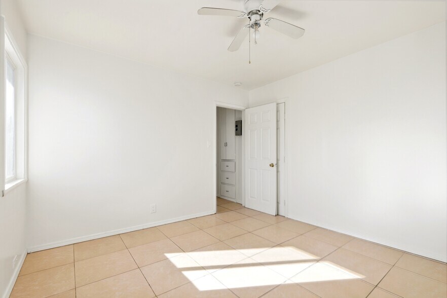 Building Photo - 1405 S Broadway